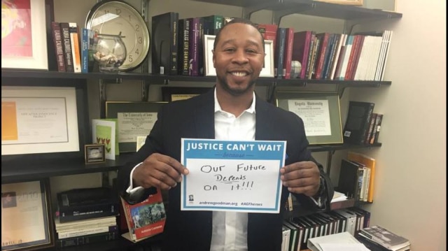 Facebook / Jarrett Adams Jarrett Adams segura um cartaz com a mensagem: "a justiça não pode esperar, porque nosso futuro depende dela".
