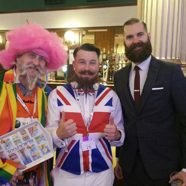 Facebook / The British Beard and Moustache Championships Barbudos competem com os mais diversos estilos de roupa e bigodes.