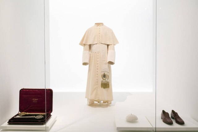 Agaton Strom/The New York Times 'As Chaves de São Pedro (Chaves do Paraíso)', do papa Leão XIII, na esquerda, e as vestes, solidéu e sapatos do papa João Paulo II na seção dedicada ao Vaticano
