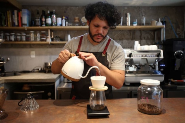 JF Diório|Estadão Tiago prepara coado no método Torch Mountain. São mais seis métodos de preparo de café na casa
