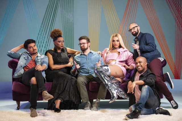 Ernnacost / Netflix Da esquerda para a direita: Fernando Mendonça, Silvetty Montilla, Marcelo Pereira, Pabllo Vittar, Anderson Mahanski (no chão), e Paulo Lescaut.