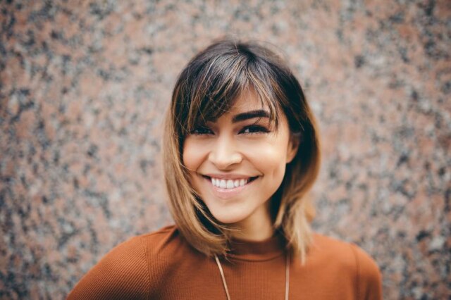 Kyle Loftus/ Unsplash A bichectomia pode ser feita com anestesia local, mas precisa ocorrer em um ambiente cirúrgico