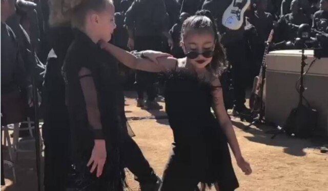 Twitter / @KimKardashian Filha de Kim Kardashian e Kanye West durante culto religioso criado pelos pais nos Estados Unidos.