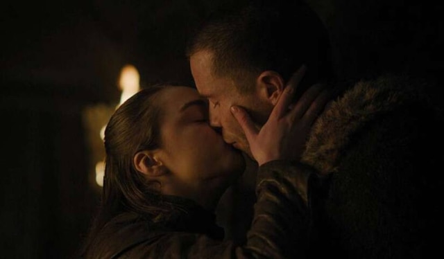 Reprodução de 'Game of Thrones' (2019) / HBO Maisie Williams e Joe Dempsie em cena de 'Game of Thrones'