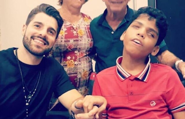 Acervo pessoal Paulinho Duque e seu ídolo, DJ Alok, autor da música 'Hear Me Now'.