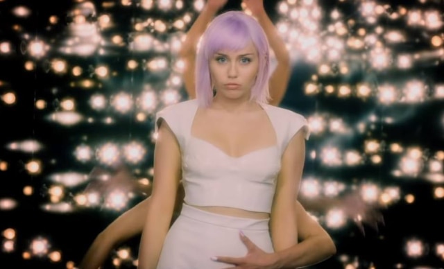 Reprodução de 'Black Mirror: Temporada 5 | Trailer oficial' / Netflix / YouTube Miley Cyrus em participação na quinta temporada de 'Black Mirror'.