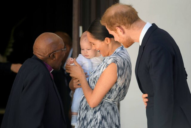 REUTERS/Toby Melville/Pool O príncipe Harry e Meghan Markle, duquesa de Sussex, segurando seu filho Archie, encontram o arcebispo Desmond Tutu na 'The Desmond & Leah Tutu Legacy Foundation' na Cidade do Cabo, África do Sul.