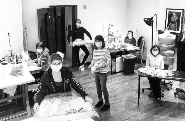 Instagram/ @csiriano Christian Siriano postou uma foto de sua equipe produzindo as máscaras