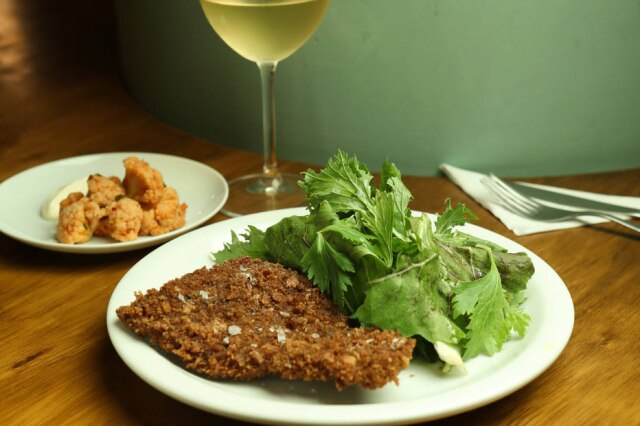 Daniel Teixeira/Estadão Milanesa de bife angus com salada verde, kimchi de couve flor, maionese de mostarda fermentada do Beverino