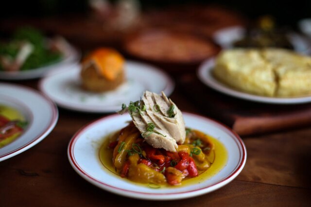 Felipe Rau/Estadão Tapas. Piperrada con atun, pimentões vermelhos e amarelos defumados, confitados no azeite e servidos com atum em conserva