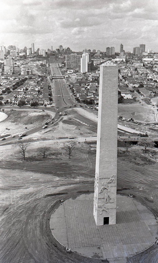 Rolando de Freitas/Estadão Construção de trecho da Avenida 23 de Maio na entorno do Obelisco em 1969