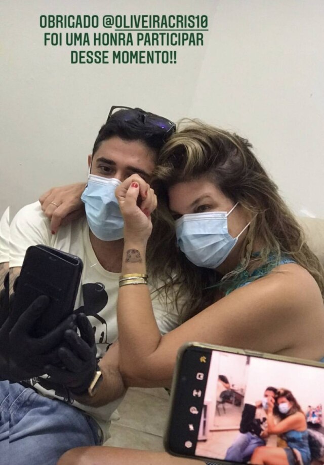 Instagram/@oliveiracris10 Cristiana Oliveira posa, com máscara de proteção contra covid-19, após fazer tatuagem