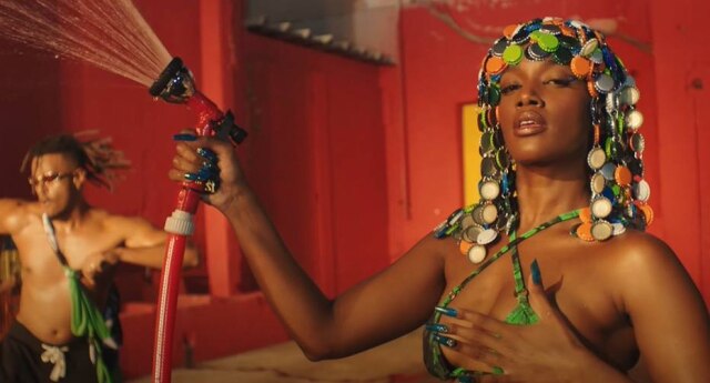 A cantora Iza no clipe da música Gueto.