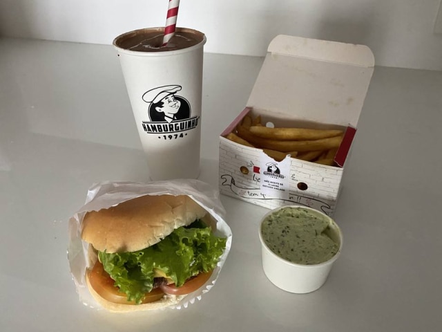 Combo Hamburguinho, x-salada com maionese verde, batata frita e milk-shake 