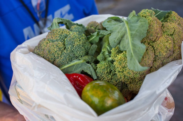 Cesta de alimentos, como legumes, verduras e frutas para famílias carentes pelo Banco de Alimentos do CEAGESP
