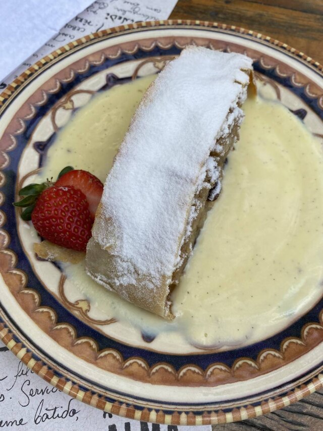 Patricia Ferraz/Estadão Apfelstrudel com creme de baunilha