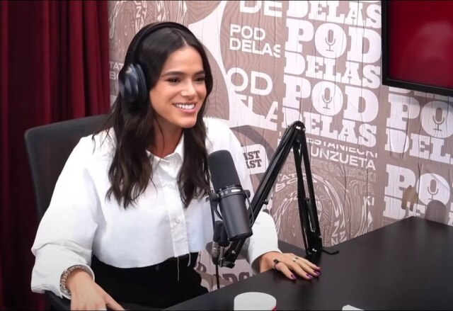 YouTube/Poddelas Ao Poddelas, Bruna Marquezine comentou sobre sua relação com Anitta.