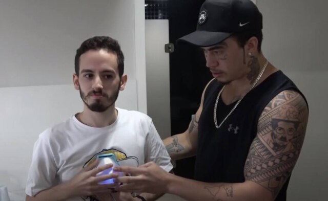 YouTube/whinderssonnunes Whindersson Nunes disse estar ajudando no desenvolvimento de aparelho que permite pessoas com deficiência auditiva 'sentirem as músicas'.