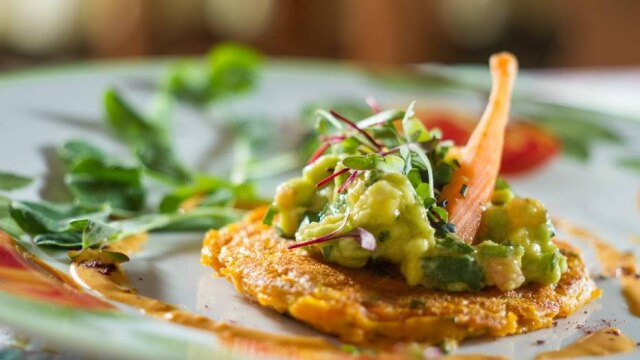 Rafael Wainberg/Divulgação Crepe de cenoura com guacamole e brotos ao molho picante de tahine