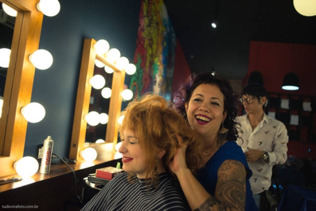 Divulgação Milly e uma de suas clientes, no Berlin Hair, que é especializado em cabelos cacheados