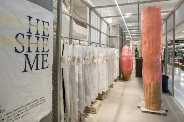 Divulgação Roupas envelopadas na Selfridges, em Londres: o gênero não importa