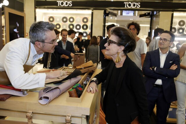 Divulgação O artesão Fabrizio Vita veio da Itália mostrar os processos manuais da Tod's. Com Costanza Pascolato no Shopping JK.