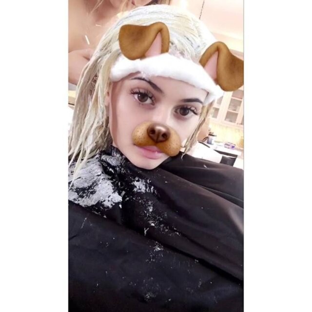 Reprodução/Snapchat Em seu snapchat, Kylie compartilhou todo o processo de descoloração dos fios