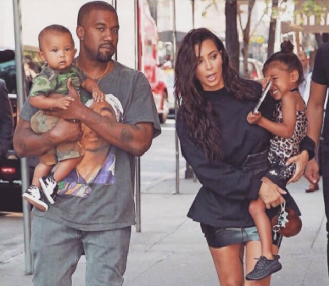 Reprodução/Instagram Kim passeia com o marido Kanye West, o filho Saint e a filha North