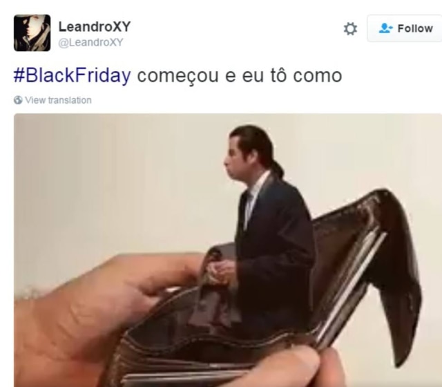 Reprodução O John Travolta confuso dentro de uma carteira vazia