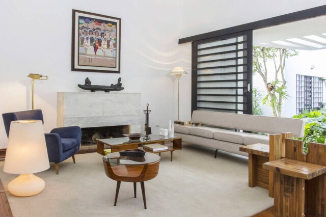 Zeca Wittner/Estadão Living com bancos de Lina Bi Bardi, Marcelo Ferraz e Marcelo Suzuki; sofá em ferro, de Rino Levi; e mesas Forma, de Carlo Hauner e Martin Eisler