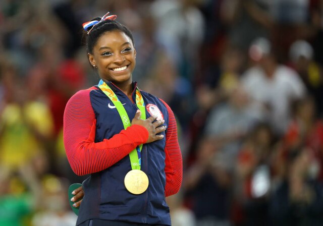 Reuters / Mike Blake A ginasta norte-americana Simone Biles falou sobre o relacionamento com seus pais adotivos e os problemas que enfrentou na infância quando esperava a adoção.