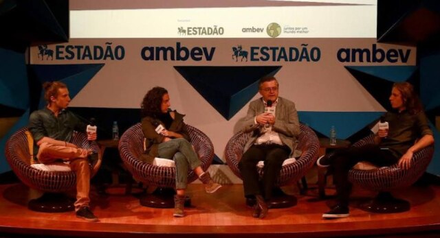 Hélvio Romero / Estadão Os gêmeos Pedro e Juliano (nas extremidades), a youtuber Jout Jout e o psiquiatra Daniel Martins de Barros.