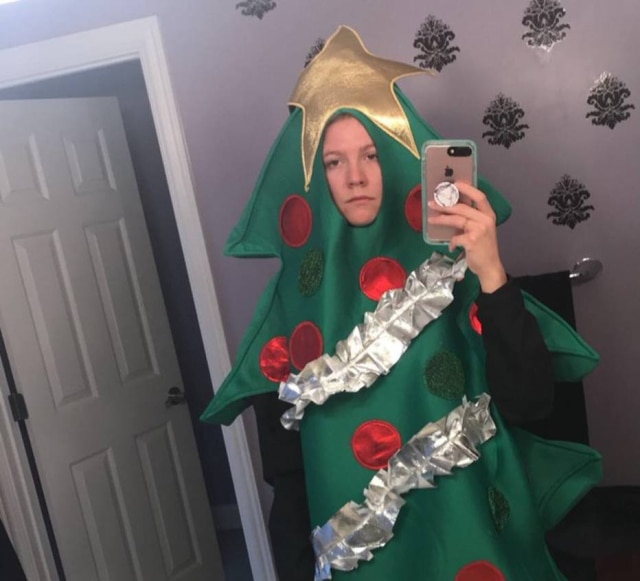 Twitter/@kelseyhall1313 Uma estudante norte-americana perdeu um desafio e terá que usar uma fantasia de árvore de Natal durante o restante do semestre