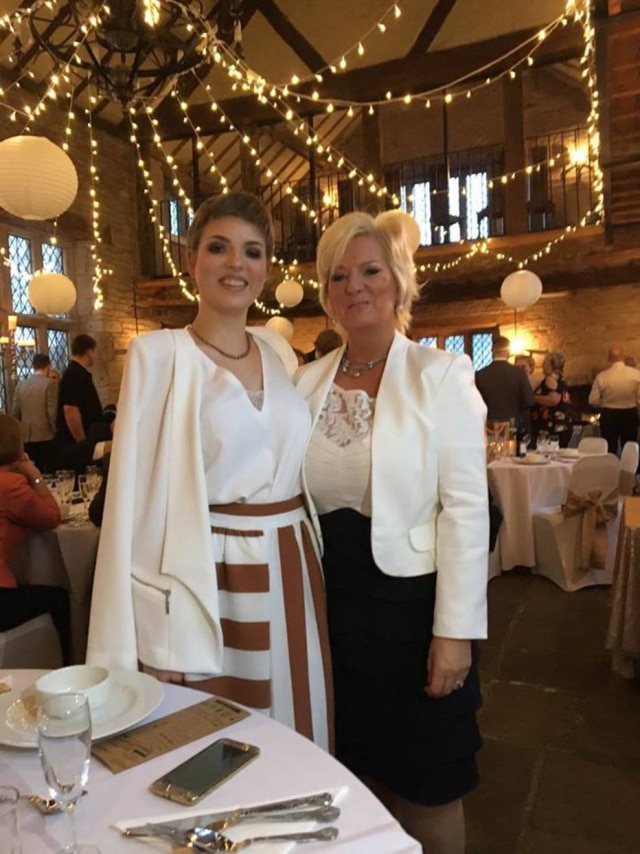 Facebook/Gemma Nuttall Gemma Nuttall e sua mãe Helen Sproates, responsável por criar uma página na internet para arrecadar fundos para o tratamento da filha