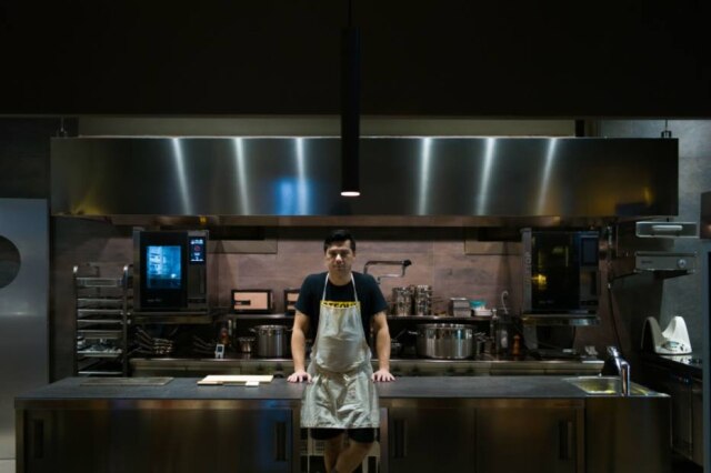 O chef. Landgraf na cozinha do seu novo Oteque no Botafogo
