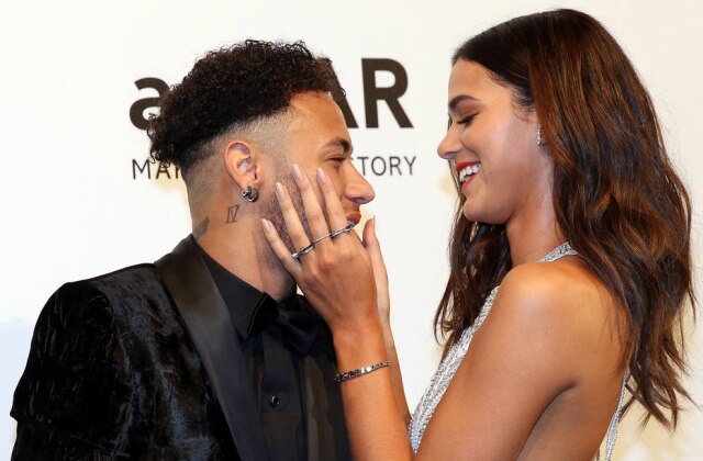 REUTERS/Paulo Whitaker Bruna Marquezine e Neymar.