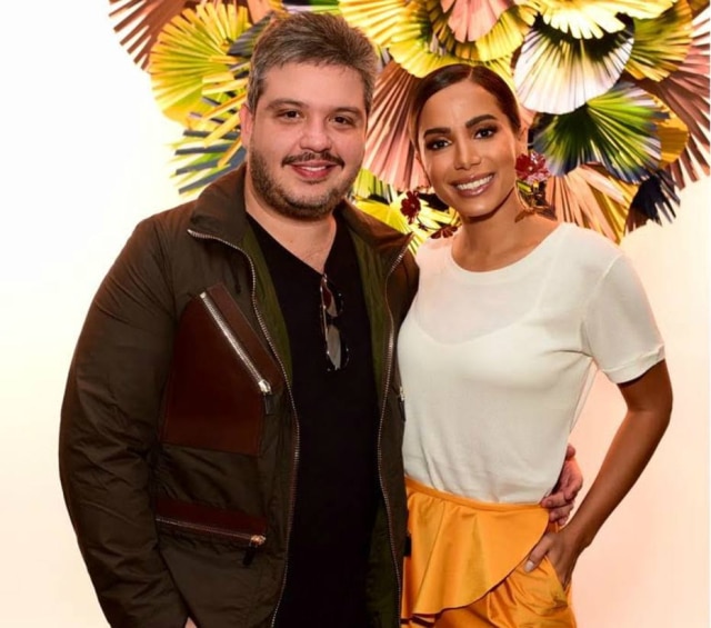 Luciana Prezia/Divulgação O diretor de marketing de Renato Thomaz, de Água de Coco, com cantora Anitta no backstage do desfile