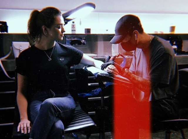 Instagram/@maisie_williams Maisie Williams mostrou suas novas tatuagens.