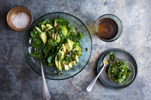 Andrew Scrivani|NYT Salada de avocado com ervas e alcaparras.