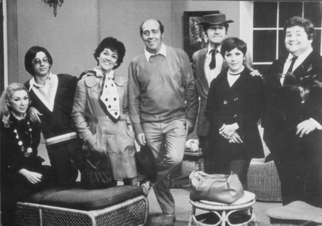 Arquivo / Estadão Elenco de 'Família Trapo' durante gravação de um episódio com Nair Bello. Da esquerda para a direita: Renata Fronzi, Ricardo Côrte Real, Nair Bello, Otelo Zeloni, Ronald Golias, Cidinha Campos e Jô Soares.