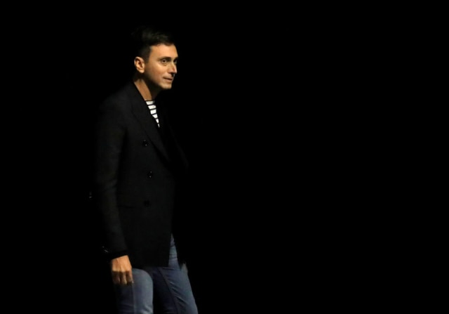Gonzalo Fuentes/Reuters O estilista Hedi Slimane, no final do desfile da Céline