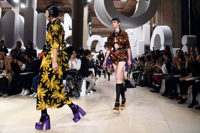 Alain JOCARD / AFP Um dos looks florais estampados: zero ingênuos ou românticos