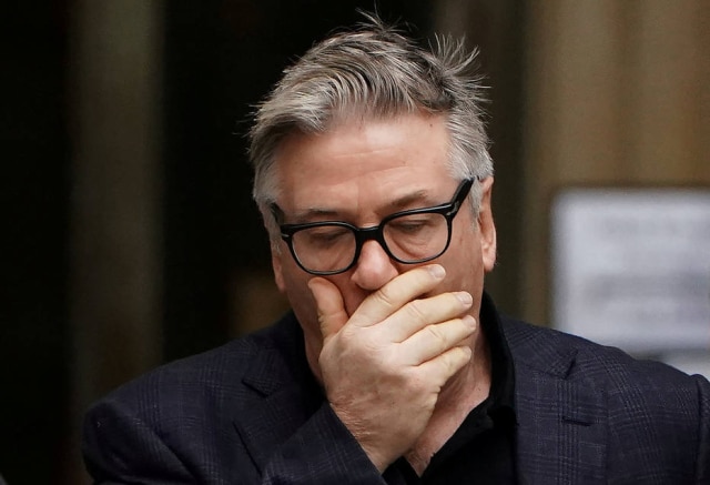 Carlo Allegri/Reuters Alec Baldwin deixa tribunal de Manhattan, em Nova York.