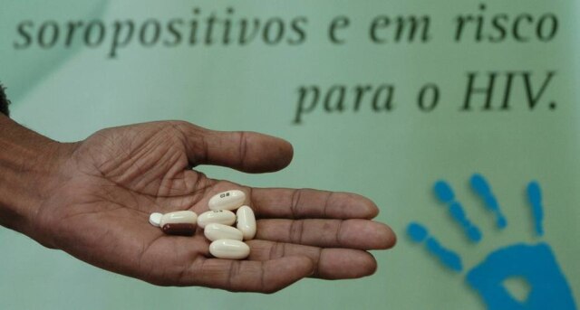 Paciente segura na mão o coquetel de comprimidos contra o HIV na Casa Filadélfia, em Burgo Paulista, São Paulo. 
