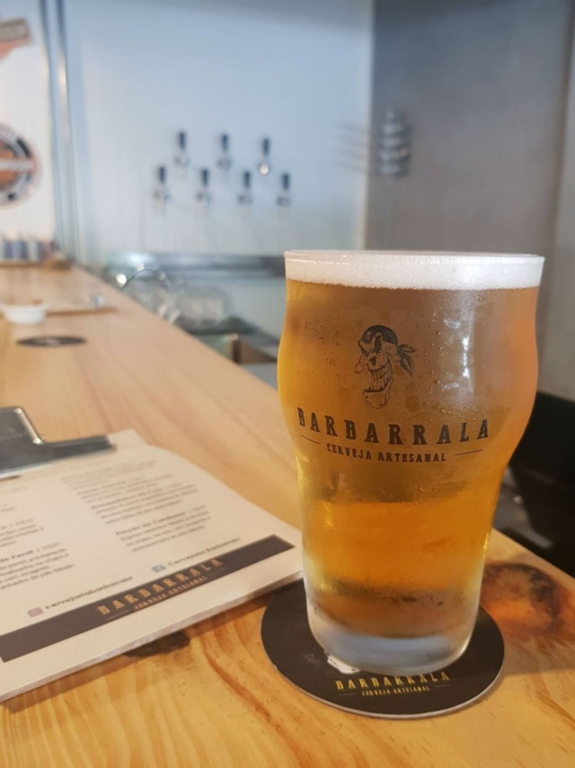 Julia Reis Barbarrala. Novo terraço com cervejas em Perdizes