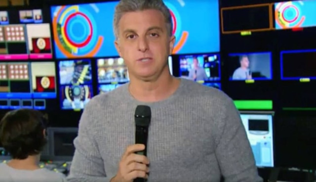 Reprodução Globo Luciano Huck fala sobre acidente do filho Benício na abertura do 'Caldeirão'