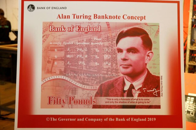 REUTERS/Andrew Yates Nota de 50 libras com rosto de Alan Turing é apresentada em Manchester, na Inglaterra.