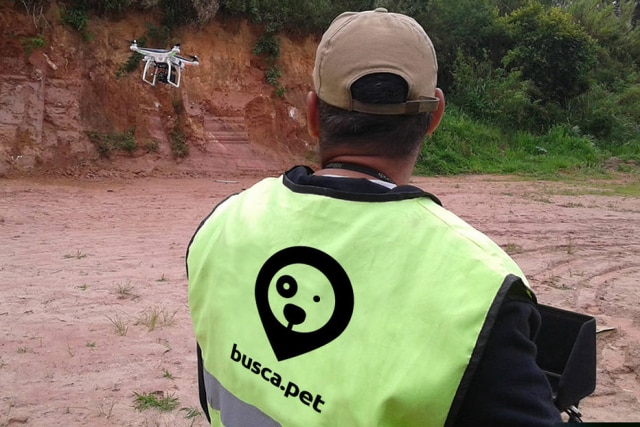 BuscaPet Empresa faz busca de animais desaparecidos com drones e câmeras noturnas, mas grande parte da população ainda se limita a distribuir panfletos e cartazes por falta de recursos financeiros.
