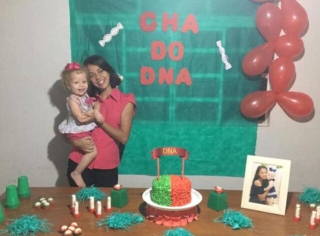 Facebook/Rafaela Silva Rafaela Silva e a filha no 'chá revelação do DNA'.