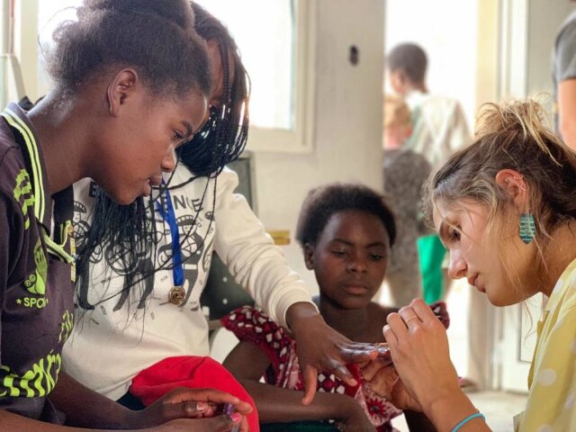 Aldeia Nissi PIntura de unhas e outras atividades de beleza também fizeram parte da aula. O projeto Nissi afirma que essa iniciativa é uma forma de construir a autoestima das jovens.